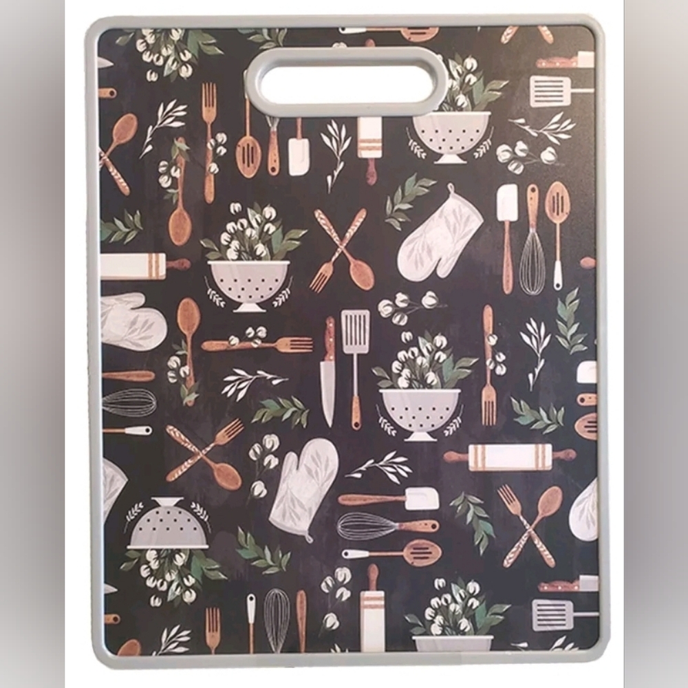 Plastic cutting board 12x15in